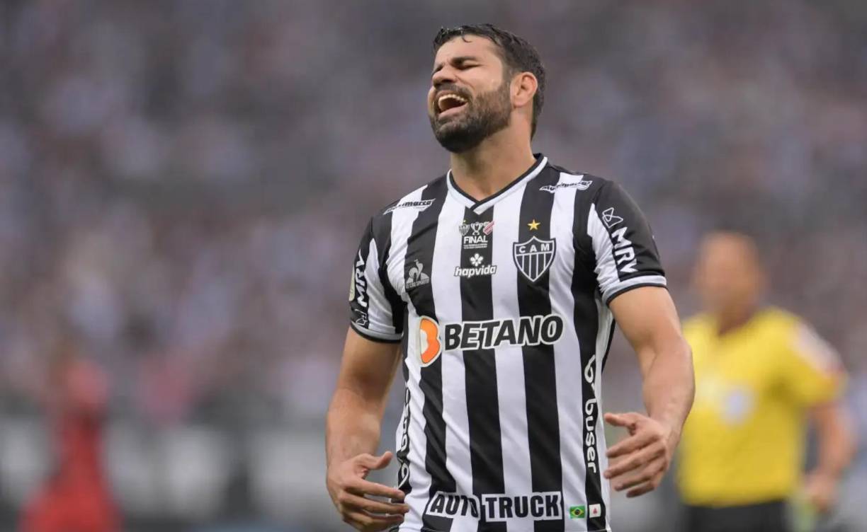 Diego Costa, delantero brasileño nacionalizado español, quedó libre de Atlético Mineiro y el club Peñarol de Uruguay se habría interesado en ficharle.