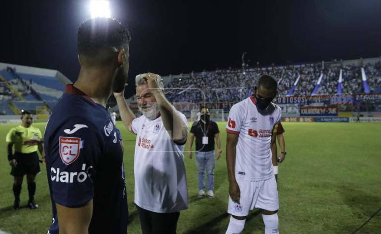 “El Olimpia es el equipo de mis amores, lo he seguido todo mi vida”, confesó el alcalde Roberto Contreras de San Pedro Sula.