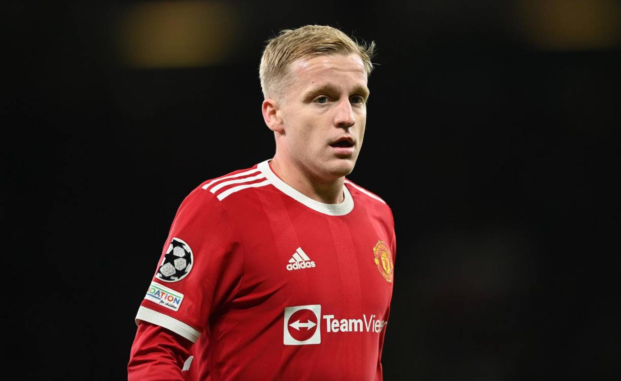 Donny Van de Beek está considerando dejar el Manchester United este mes, ya que la dirección deportiva de los Diablos Rojos habría decidido escuchar propuestas por él en este mercado, según ESPN. El futbolista holandés están intentando salir del equipo inglés prácticamente desde que llegó a Old Trafford ya que allí nunca ha tenido la importancia que le habían prometido, ni con Ole Gunnar Solskjaer en el banquillo ni ahora con Ralf Rangnick.