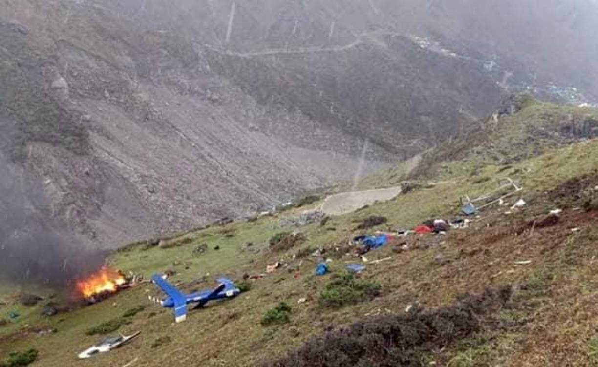 La aeronave se estrelló a las 10:13 horas (4:28 GMT) en el remoto distrito montañoso de Solukhumbu, ubicado en el noreste del país, cuando regresaba hacía Katmandú tras efectuar un recorrido turístico por el Monte Everest.