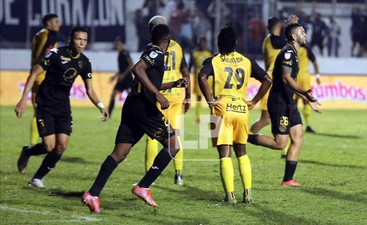 Jugadores de Motagua corren a celebrar el autogol de Júnior García que les dio el empate 1-1.
