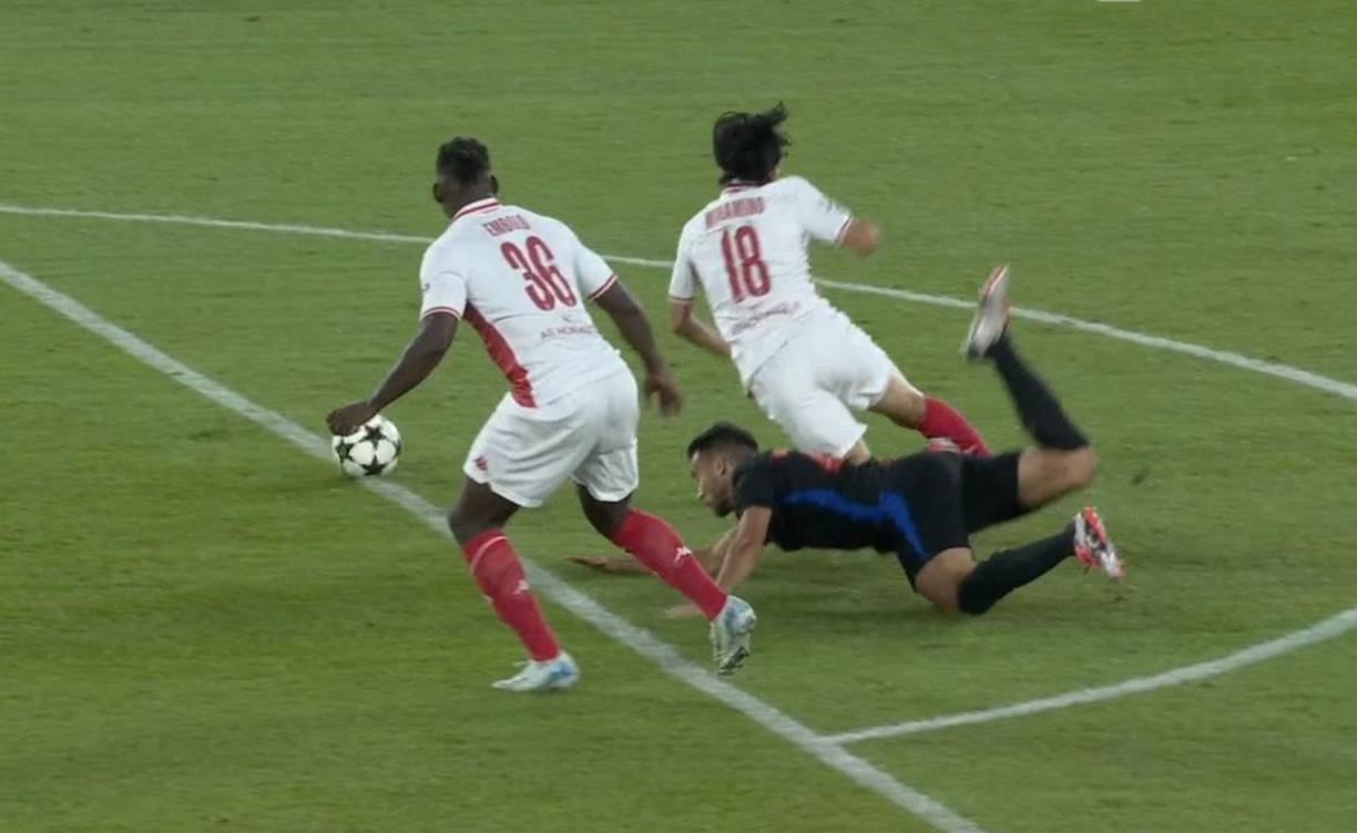 Eric García perdió el balón ante la presión de Takumi Minamino que encaraba a portería, pero el defensa azulgrana derribó al japonés y se fue expulsado.