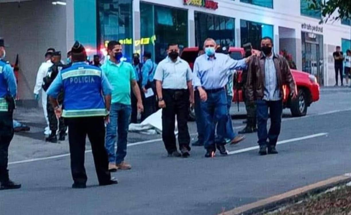 El expresidente Porfirio Lobo Sosa llegó a la escena del crimen en la mañana del 14 de julio para reconocer el cuerpo de su hijo asesinado. 