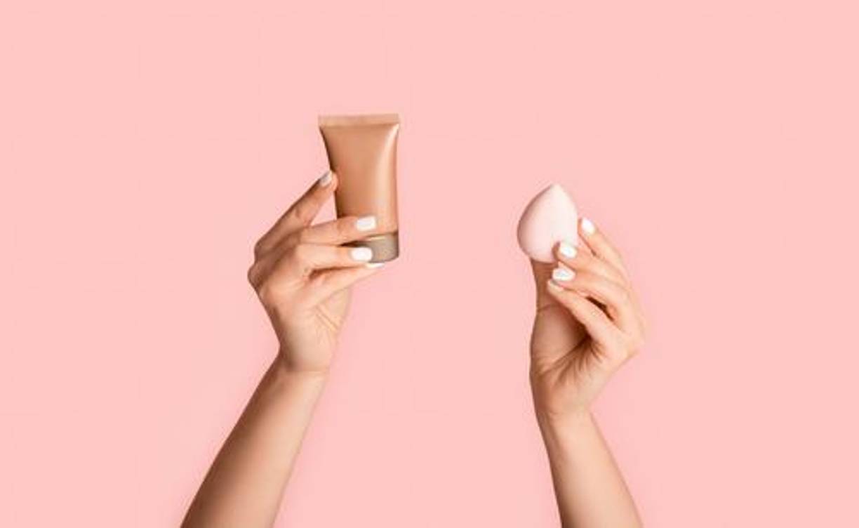 El primer paso para lucir natural es corregir todas las imperfecciones presentes en el rostro, como ojeras y sombras debajo de los ojos, con un corrector ligero y de textura hidratante.