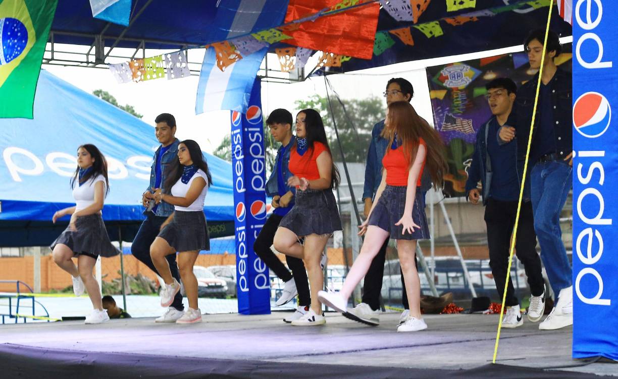 Los Estados Unidos de América también fue una de las elecciones de los seniors, quienes bailaron ritmos característicos de este país. 