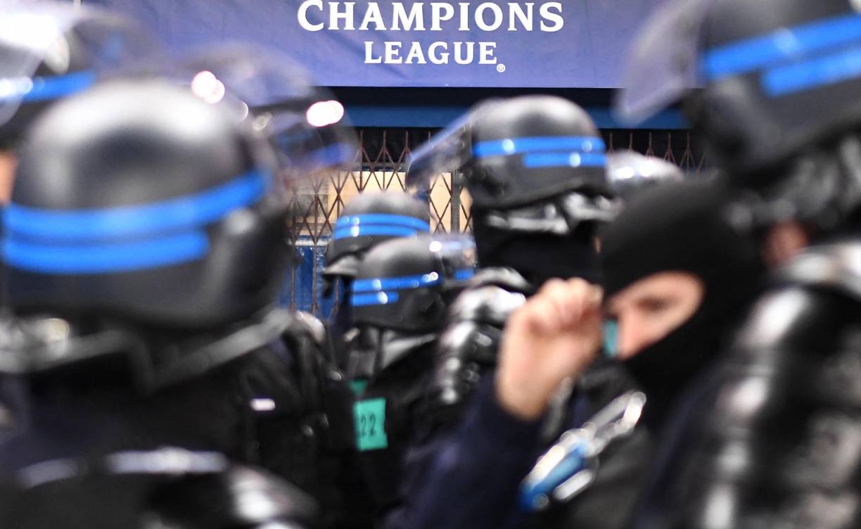 Este martes también fueron reforzados los dispositivos de <b>seguridad</b> para los partidos de ida de los cuartos de final de la Liga de Campeones que se disputarán este miércoles en <b>París</b> y Madrid.