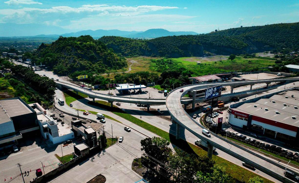 El intercambiador del este, fue una de las últimas obras que llegó a embellecer a San Pedro Sula y que ha permitido, además de darle modernidad a la zona, mejorar el tráfico en horas pico. 