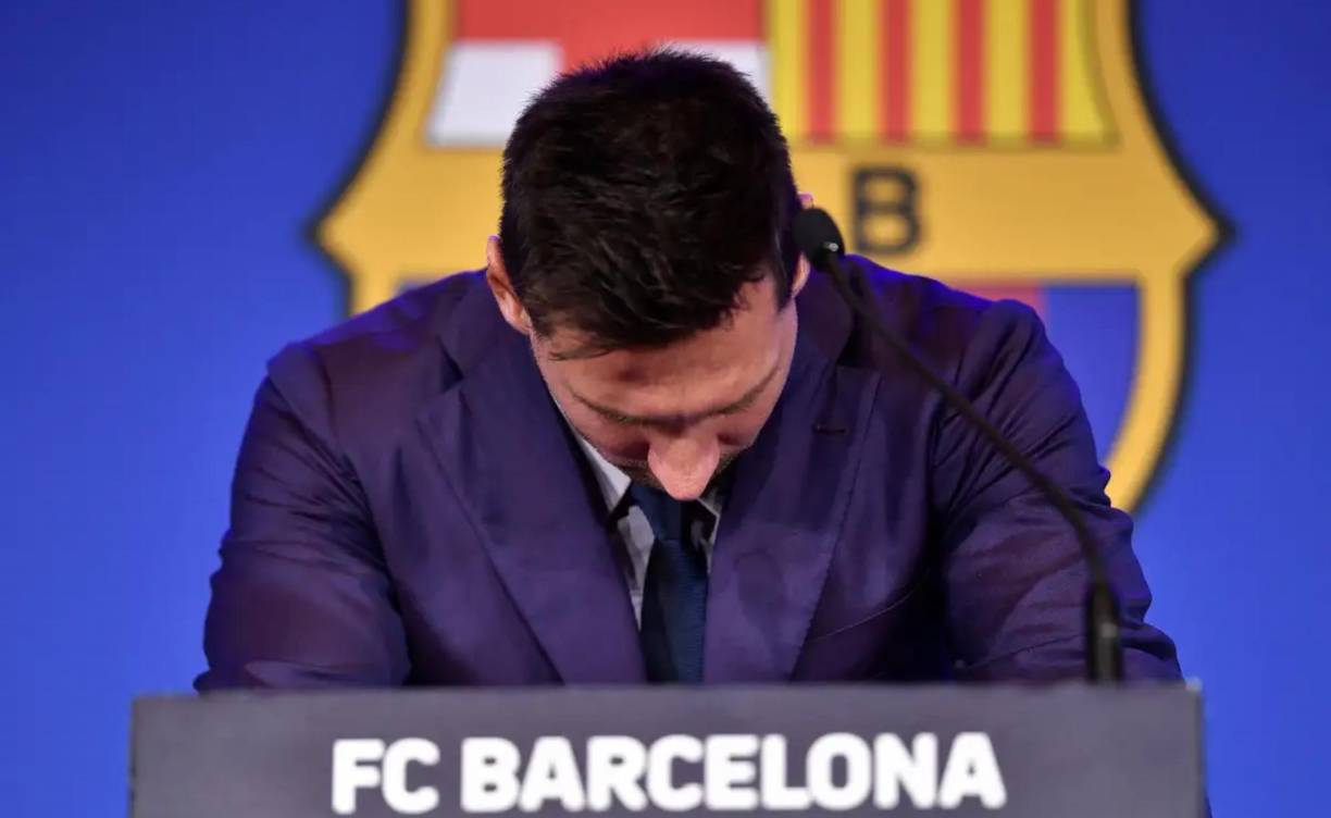 “La Pulga” se vio obligado en el 2021 a salir del Barça por la delicada situación económica que tenía en ese momento el equipo y fichó con el París Saint Germain de Francia. 