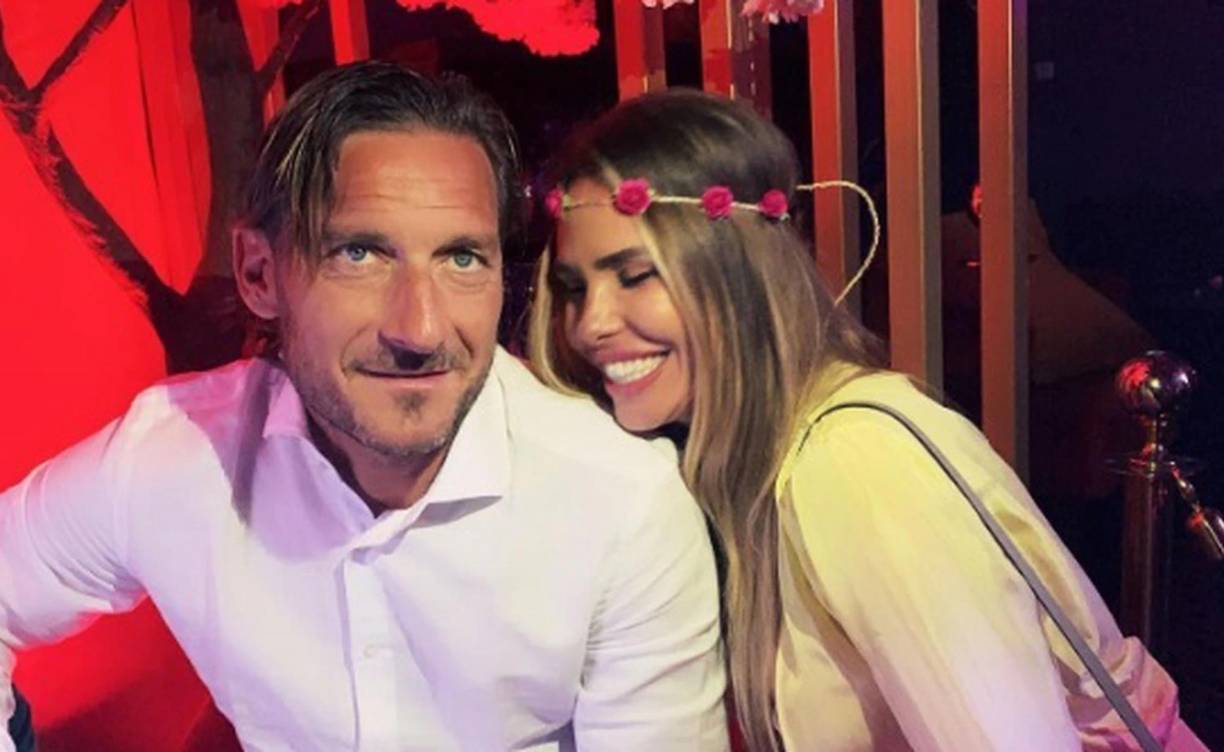 Totti acusó a su exesposa Ilary Blasi de haberle sido infiel: “No es cierto que yo haya sido el primero en traicionar. Dije que no iba a hablar y no lo hice, pero he leído demasiadas mentiras en las últimas semanas. Ella estuvo con más de uno”, disparó el exvolante italiano.