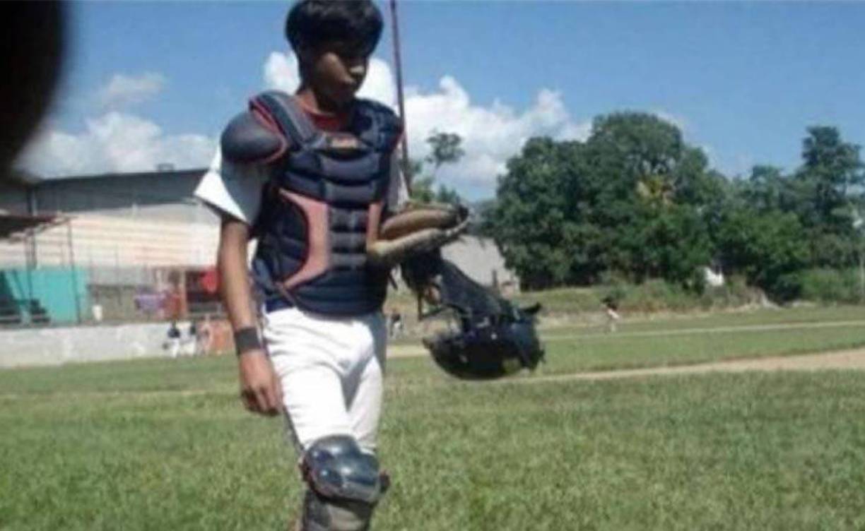 Mauricio estudió en el Liceo Bilingüe Centroamericano de San Pedro Sula. Los estudios siempre iban de la mano.