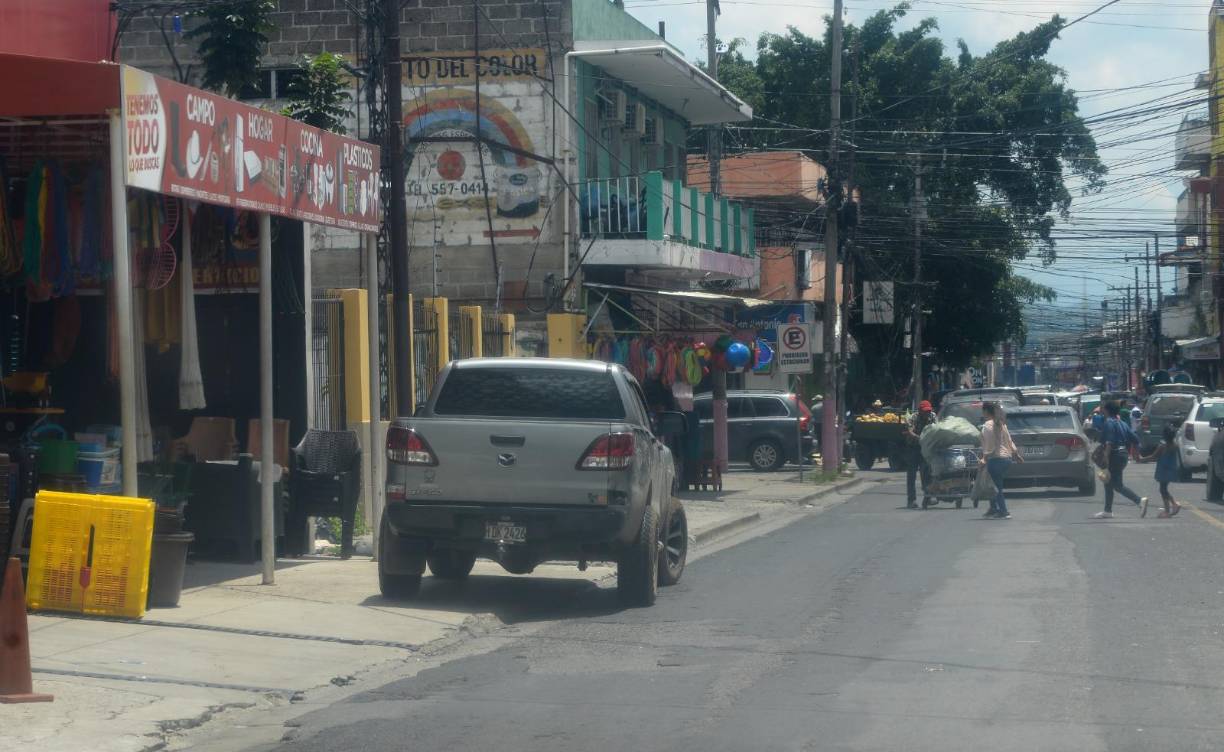 Conductores continúan estacionándose en doble fila, en sitios no autorizados, aunque la incidencia se ha reducido debido a la presencia de los policías municipales que están listos para colocar bloqueadores en las ruedas de los vehículos mal estacionados. 
