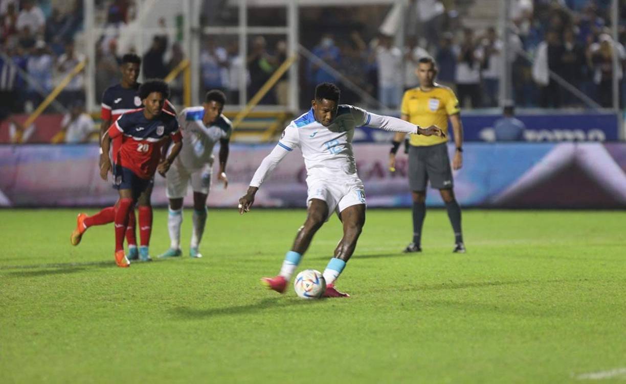 Así lanzó Romell Quioto el penal para el 3-0 de Honduras sobre Cuba.