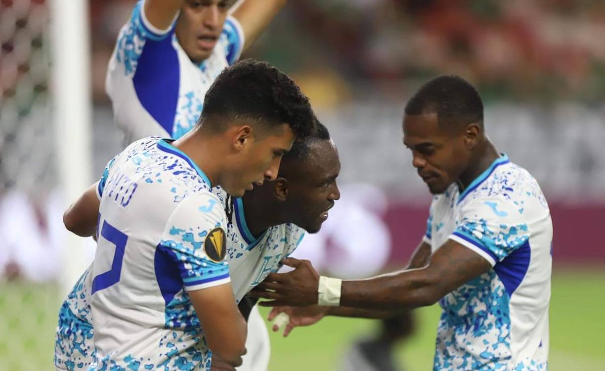 Los jugadores hondureños se preocuparon por la lesión que sufrió Alberth Elis en su brazo izquierdo.