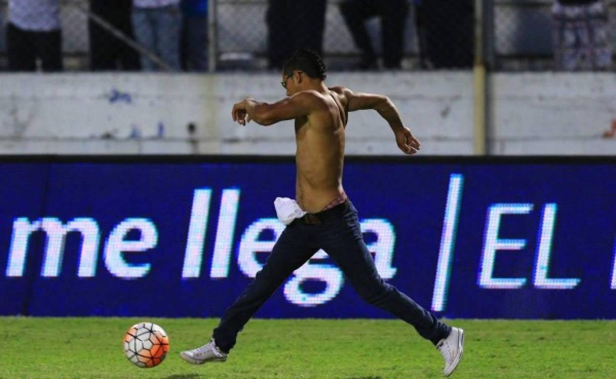 El 5 de febrero de 2017, al minuto 93 este aficionado conocido por el alias de ‘Rasquiña’ ingresó al campo y anotó al mismo tiempo que Roger Rojas. Ese gol fue el 2-2 final.