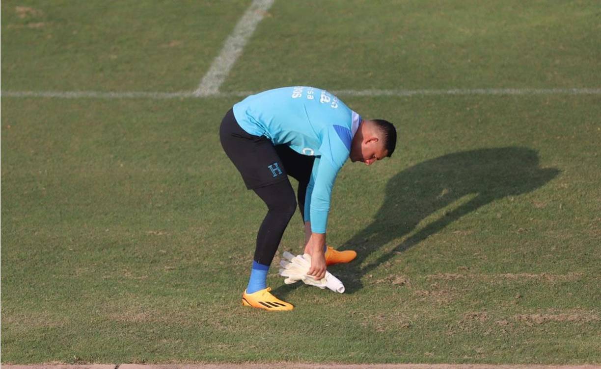 El portero Harold Fonseca llegando al entrenamiento de la Selección de Honduras.