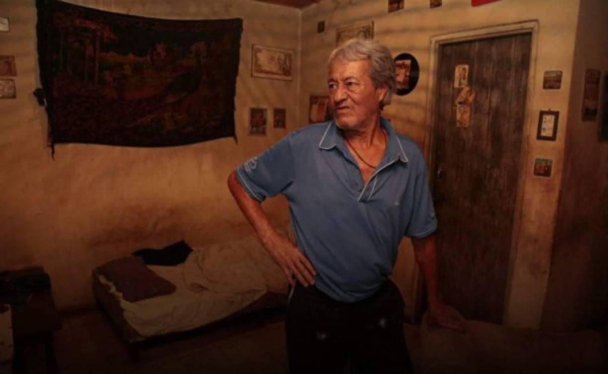 Jorge Urquía - Uno de los jugadores más importantes que ha tenido Honduras también cayó en las garras del alcohol tras militar en el Alavés y Mallorca de España. ‘’El alcohol me atrapó y me resigné a morir solo’’, expresó el ‘Indio’ en una entrevista para Diario Diez.