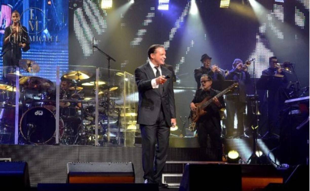 'El Sol de México', de 47 años, ha bajado peso, luce mejor e incluso ejercitado, según las fotos que se ha tomado con fans, la nueva que subió para promocionar el nuevo sencillo 'La Fiesta del Mariachi' que lanza hoy, y sobre todo, de la gente que lo conoce.