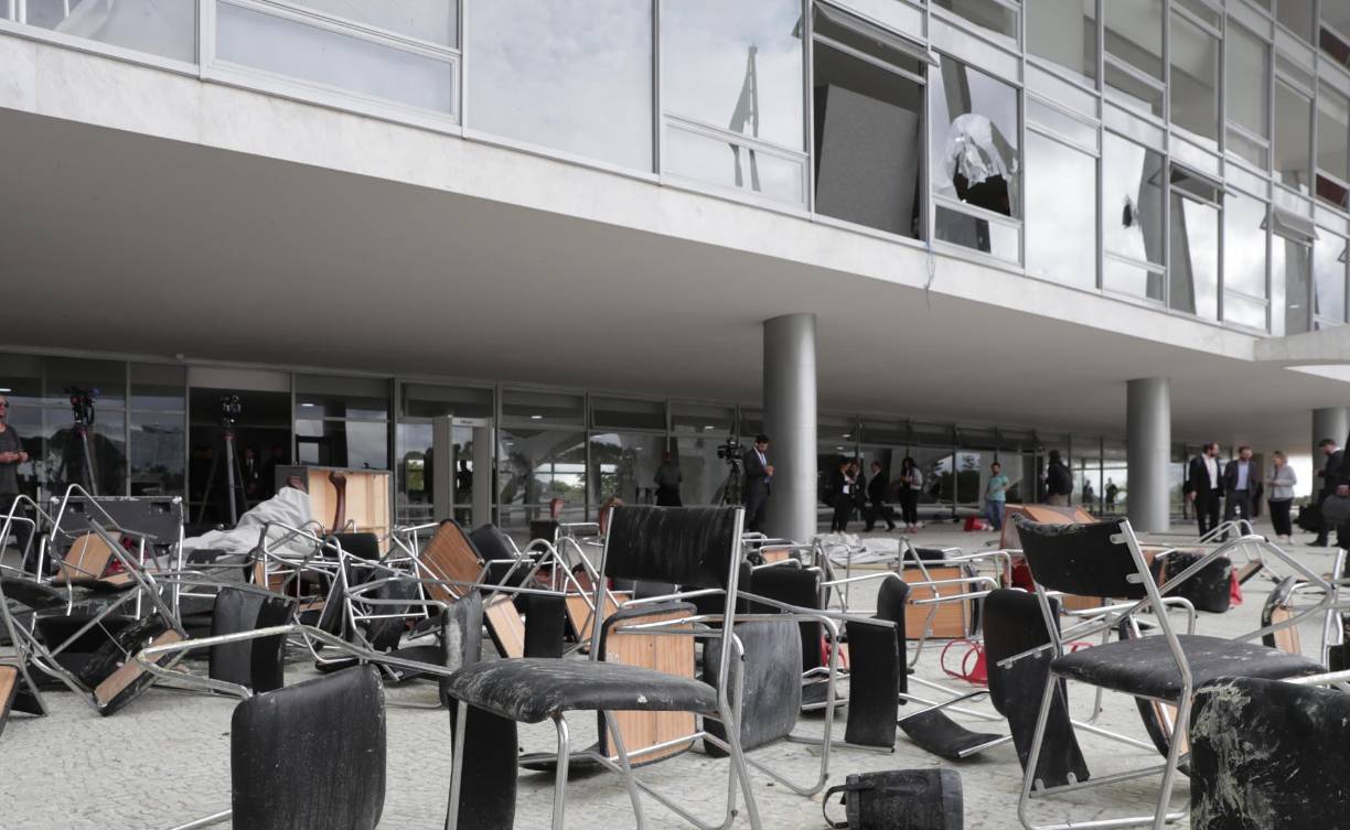 Sillas, mesas, impresoras, cuadros, televisores quebrados y pedazos de equipos y muebles quedaron esparcidos en las afueras y pasillos del Congreso.