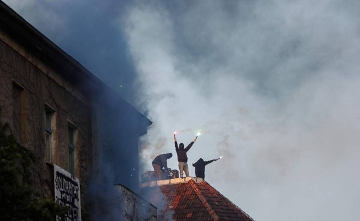 ALEMANIA. Personas en los techos y calles quemaron objetos para protestar.