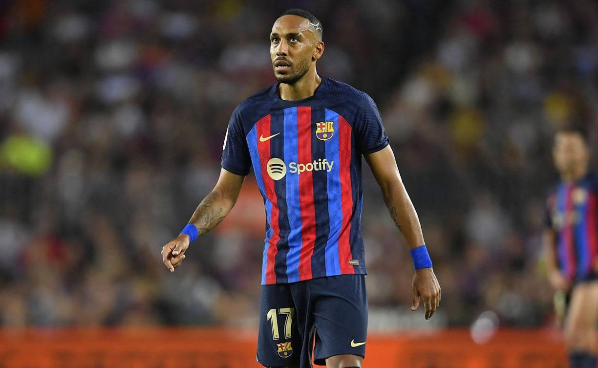 El delantero gabonés Pierre Emerick Aubameyang, de 33 años y llegado al equipo el pasado mercado de invierno, podría tener menos minutos a raíz del fichaje de Robert Lewandowski y el Chelsea ha mostrado interés en hacerse con sus servicios pero tal y como informa el diario Mundo Deportivo pese a que el equipo inglés lo quieren como refuerzo, Xavi Hernández no está dispuesto a que se marche del equipo y cierra la puerta a su salida.