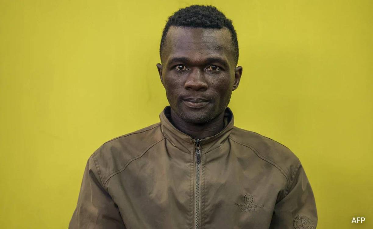 Collins Jumaisi Khalusha, de 33 años, el hombre que confesó haber matado y descuartizado a 42 mujeres en Nairobi antes de retractarse y afirmar que había sido torturado para obtener su confesión, escapó este martes del calabozo de la comisaría de Gigiri, en la capital keniana, junto a otros doce detenidos.