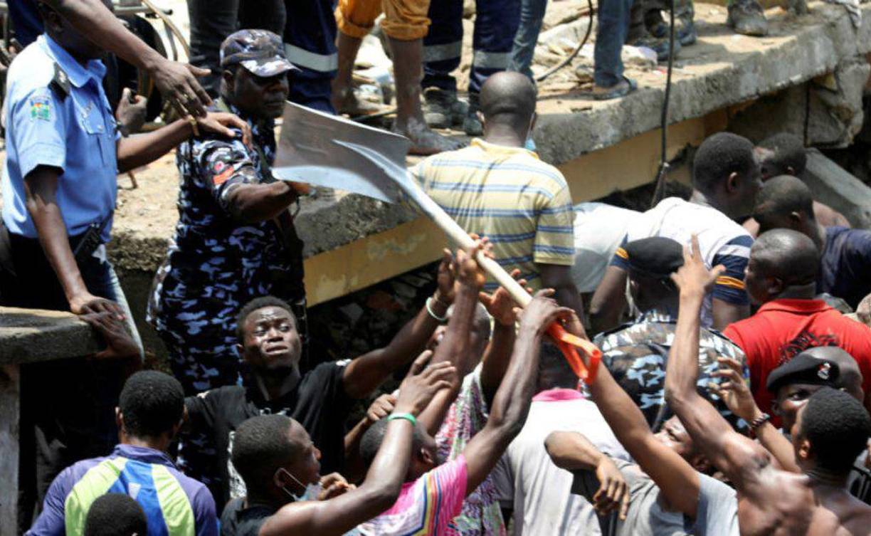 “Además, rescatamos con vida a 18 estudiantes y están siendo tratados de sus heridas” en diferentes hospitales, añadió el funcionario.