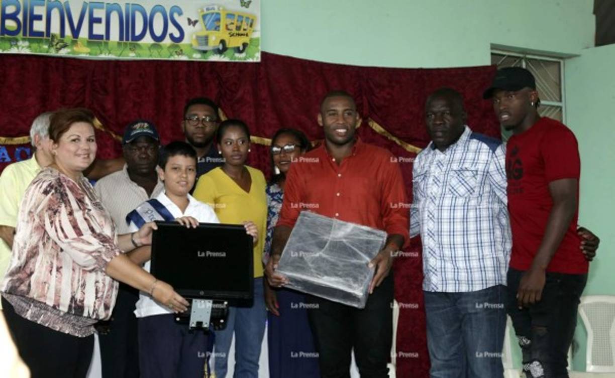 Alberth Elis fue recibido por una gran cantidad de estudiantes y padres de familia que no se cansaron de gritar su nombre en homenaje al futbolista que practicamente dio sus primeros pasos en el fútbol en dicha escuela.