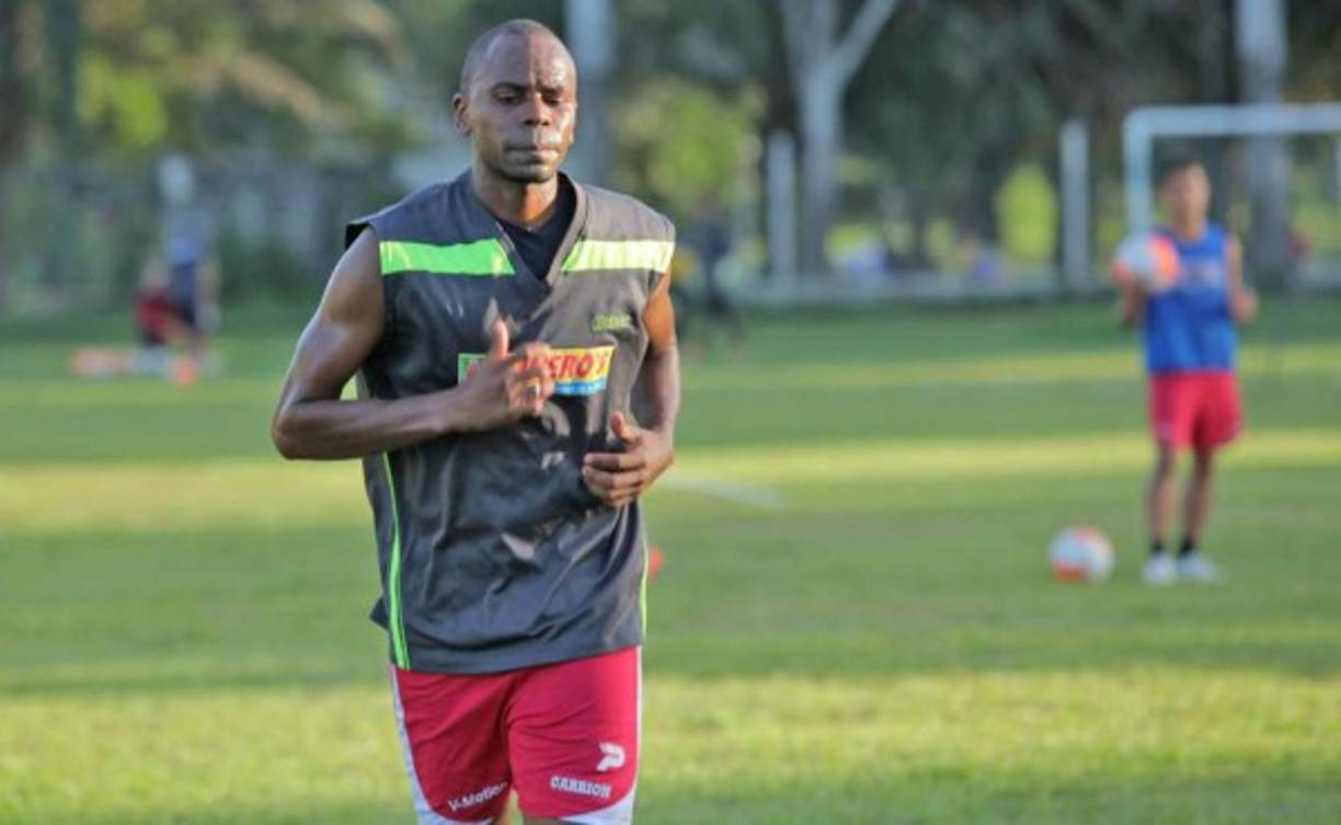 El futbolista hondureño Arturo Porciano Ávila, anunció su retiro del fútbol profesional después de 16 años de carrera, el zaguero abandonó el conjunto Real Sociedad de Tocoa,su último equipo. Con 35 años de edad debutó en la liga profesional el 21 de septiembre del 2002 con la camisa de Victoria ante Real España.