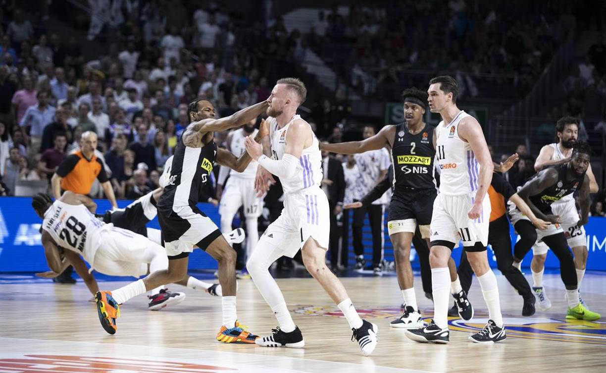 Se esperaban expulsiones, pero los árbitros decidieron dar por finalizado el partido que perdió el Real Madrid 80-95 contra el Partizán de Belgrado en la Euroliga.