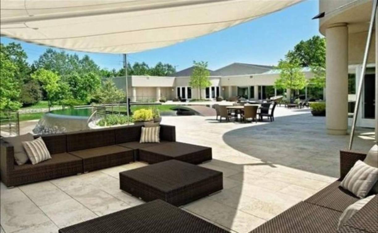 La mansión de Jordan tiene una pista de tenis, piscina, cancha de baloncesto, campo de golf, área de invitados y bodega para más de 1,000 botellas. Además presume de nueve dormitorios y 19 baños.