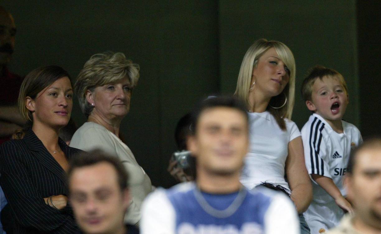 En abril de 2004, después de que Loos fuera despedida como asistente de Beckham, según Insider, el ya desaparecido periódico británico News of the World publicó un artículo afirmando que el exfutbolista había tenido una aventura con ella.