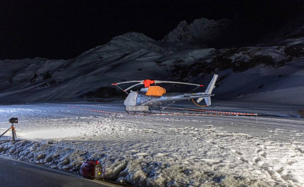 Al menos 10 esquiadores quedaron sepultados después de producirse una avalancha de nieve en la estación de esquí de Lech Zürs, en una sierra del macizo de Arlberg, en el estado de Vorarlberg, <b>que comparte frontera con el Tirol</b>, en Austria.
