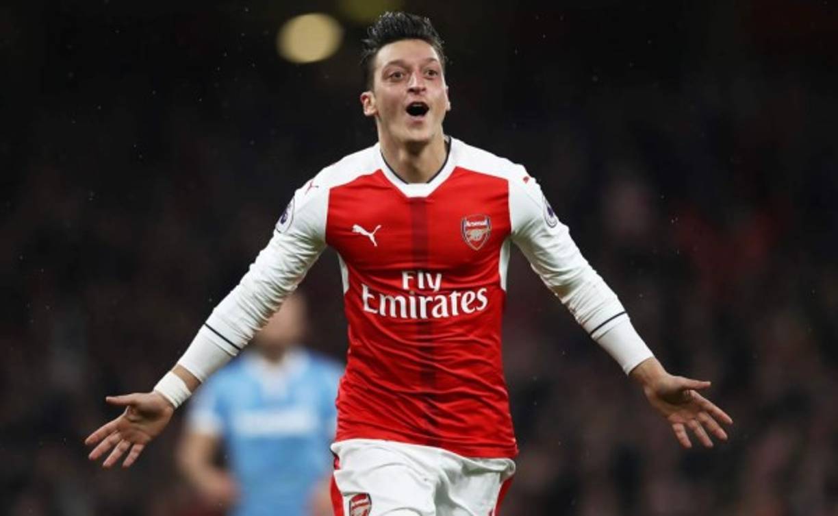 El Manchester United convencido de fichar gratis en verano a Mesit Özil. Así lo aseguran algunos medios ingleses, aunque otros hablan de la posibilidad de que el alemán abandone el Arsenal en enero a cambio de dinero. José Mourinho, quien ya lo dirigió en el Real Madrid, intentará convener a Özil de que se quede en la Premier League aunque no será fácil.