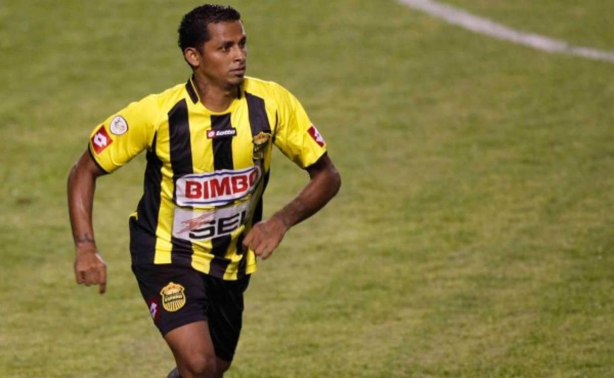 A pocos años de su retiro, el exjugador no desapareció en total de los terrenos de jjuego, ya que se le ha visto en partidos de exhibición con leyendas del fútbol hondureño.