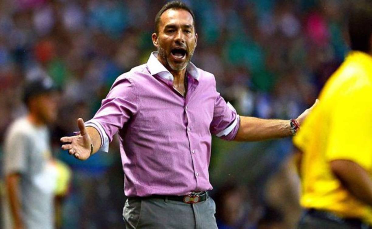 Gustavo Matosas: En la Federación de Honduras han señalado que a más tardar el mes de octubre debe de estar ya el que será el nuevo DT de la Bicolor. Al parecer Gustavo Matosas, es el fuerte candidato para reemplazar a Jorge Luis Pinto.