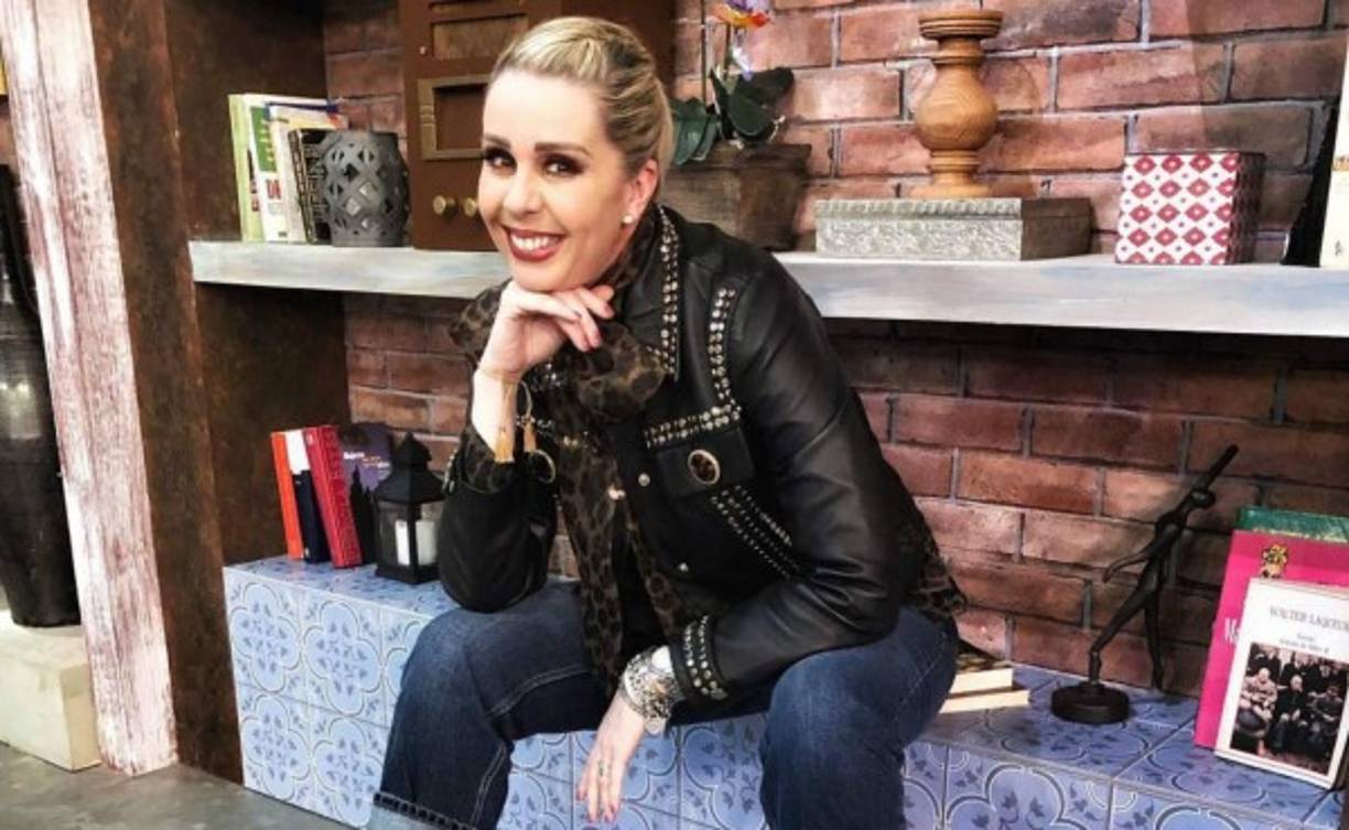 Biosgno y Paty Chapoy aseguraron que su excomadre fue quien vendió información a una revista sobre el proceso de embarazo que inició Atala Sarmiento en una clínica de fertilidad hace unos años.<br/><br/>Situación por la que Atala, conductora de espectáculos, no soporta a la actriz.