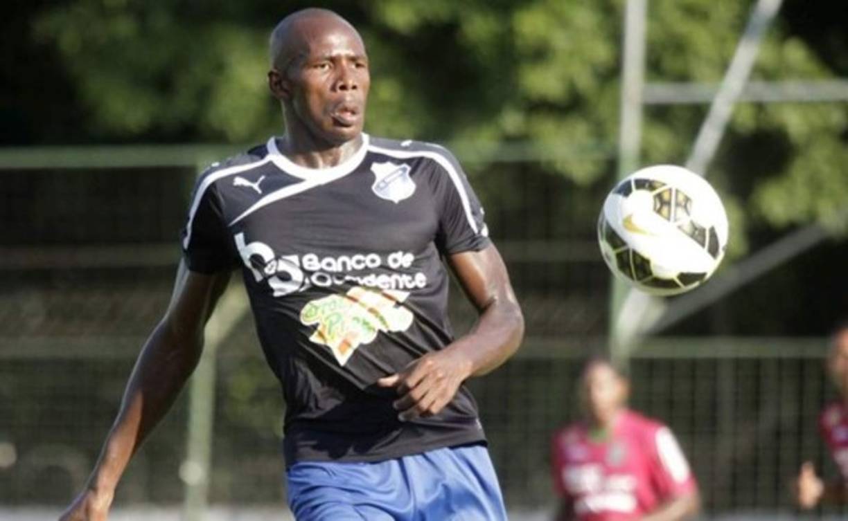 El zaguero catracho Dilmer Gutiérrez ha decido seguir con el Honduras Progreso pese al interés de otros clubes por ficharle.'Habían varias opciones, en el Vida, Real Sociedad y Marathón, por ahora lo mejor era quedarme”, dijo.