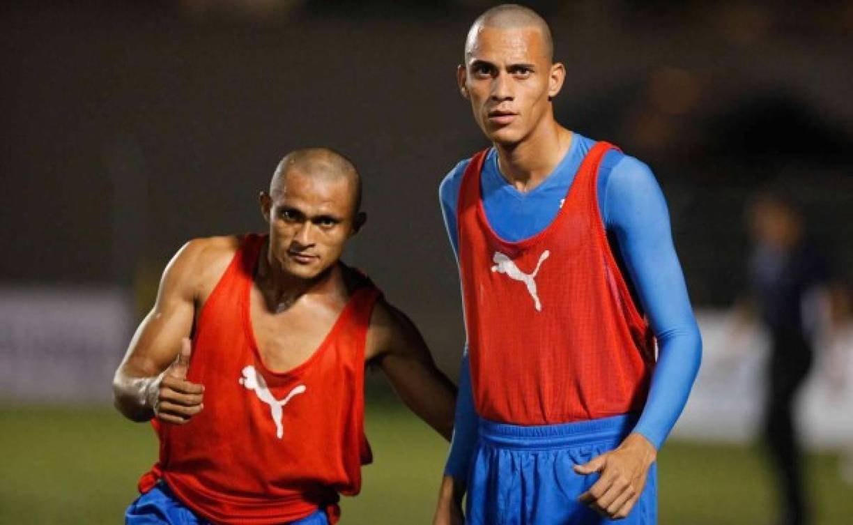 Previo a su debut con la Selección de Honduras en febrero del 2015, lo raparon junto al otro debutante, Ángel Tejeda.