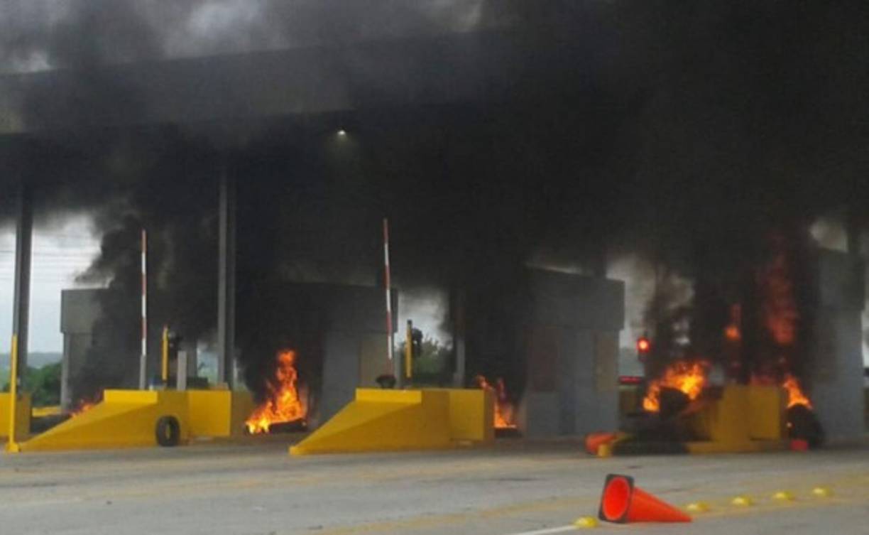 Largas filas de vehículos que estuvieron varados observaron las grandes capas de humo que salían de la estructura en llamas.