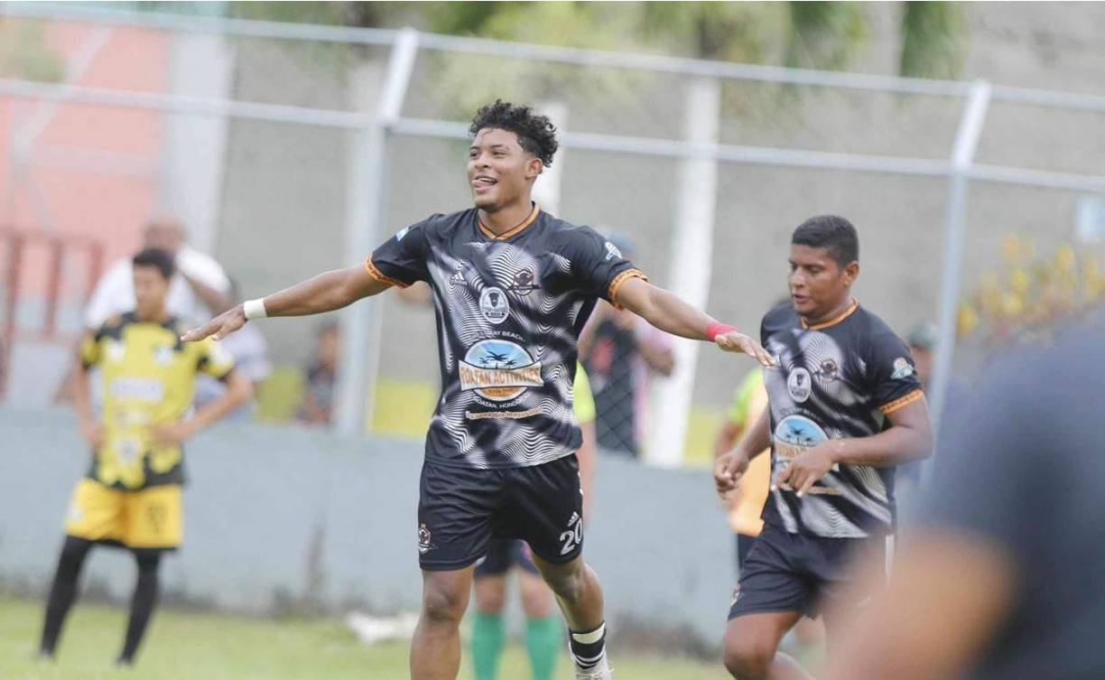 Alfred Jerbis celebrando su gol que significó el 2-1 de la Juventus FC de Roatán.
