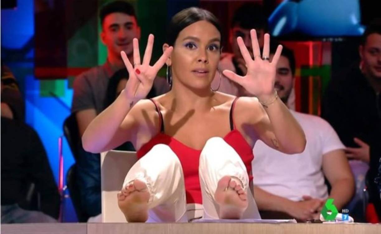 Descalza y poniendo sus pies sobre la mesa, ha dicho lo siguiente: 'Está feo. Pero puestos a enseñar los deditos, también podría haber hecho este otro gesto. Estoy separando los dedos de los pies. Son diez, cinco de una mano y cuatro, diecinueve. Que son los millones que tuvo que pagar a Hacienda por los problemillas fiscales', desatando la risa del público.