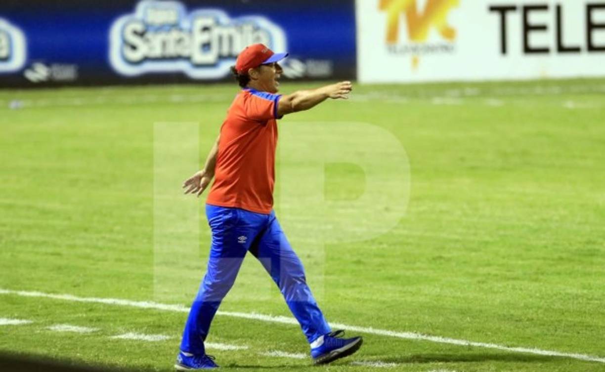 Pedro Troglio dando indicaciones a sus jugadores.