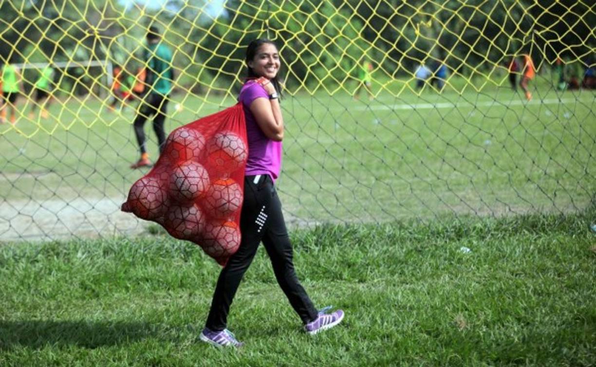 Keila Duarte trabaja arduamente en el campamento rojo.