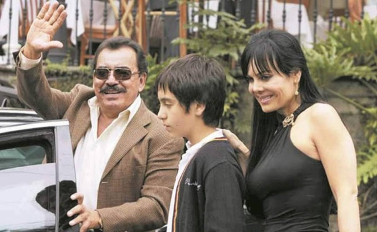 Abuelo de siete, mantuvo relaciones que lo ayudaron a sostenerse y que tuvieron como fruto a Zerelea, Julián (también hijo de Maribel Guardia), Marcela y Juliana.