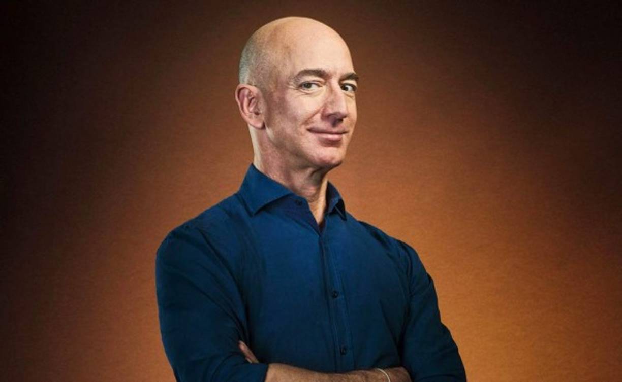 Bezos “incentiva” a la Nasa para poder ir a la Luna<br/><br/>Tras dejar Amazon para “jubilarse” y viajar al espacio en una de sus naves, Jeff Bezos sigue con la mira puesta en ganar la carrera espacial privada, por lo que está “incentivando”, por así decirlo, a la Nasa para que su empresa Blue Origin pueda construir un módulo de aterrizaje para volver a la Luna.<br/><br/>Todavía molesto porque la agencia espacial de EE.UU. le dio un contrato de 2.890 millones de dólares a SpaceX, firma de su rival Elon Musk (Tesla), el hombre más rico del mundo pidió regresar a la idea original de dejar el Programa Artemis de módulo lunar en manos de dos compañías, para lo que estaría dispuesto a “colaborar” con hasta 2.000 millones de dólares.<br/><br/>“Creo que esta misión es importante. Es un honor para mí ofrecer estas contribuciones y estoy agradecido por estar en una situación financiera que me lo permite”, señaló 'humildemente' el multimillonario.<br/><br/>¿Logrará compartir/competir con Musk por el sueño de recorrer los pasos de Neil Armstrong? Ya veremos.<br/>