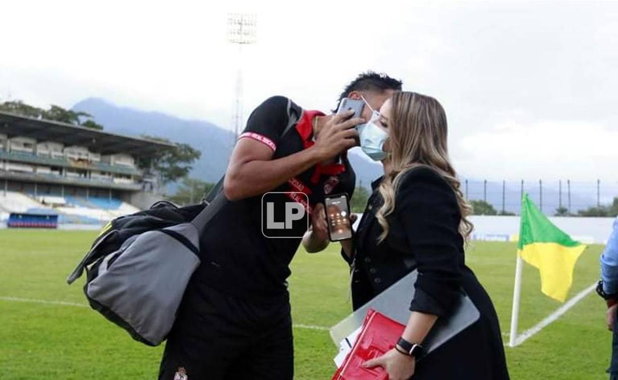 Un futbolista de la Real Sociedad saludando de beso en la mejilla, pese a usar el tapabocas, a Tanya Rodríguez a su llegada al estadio Morazán.