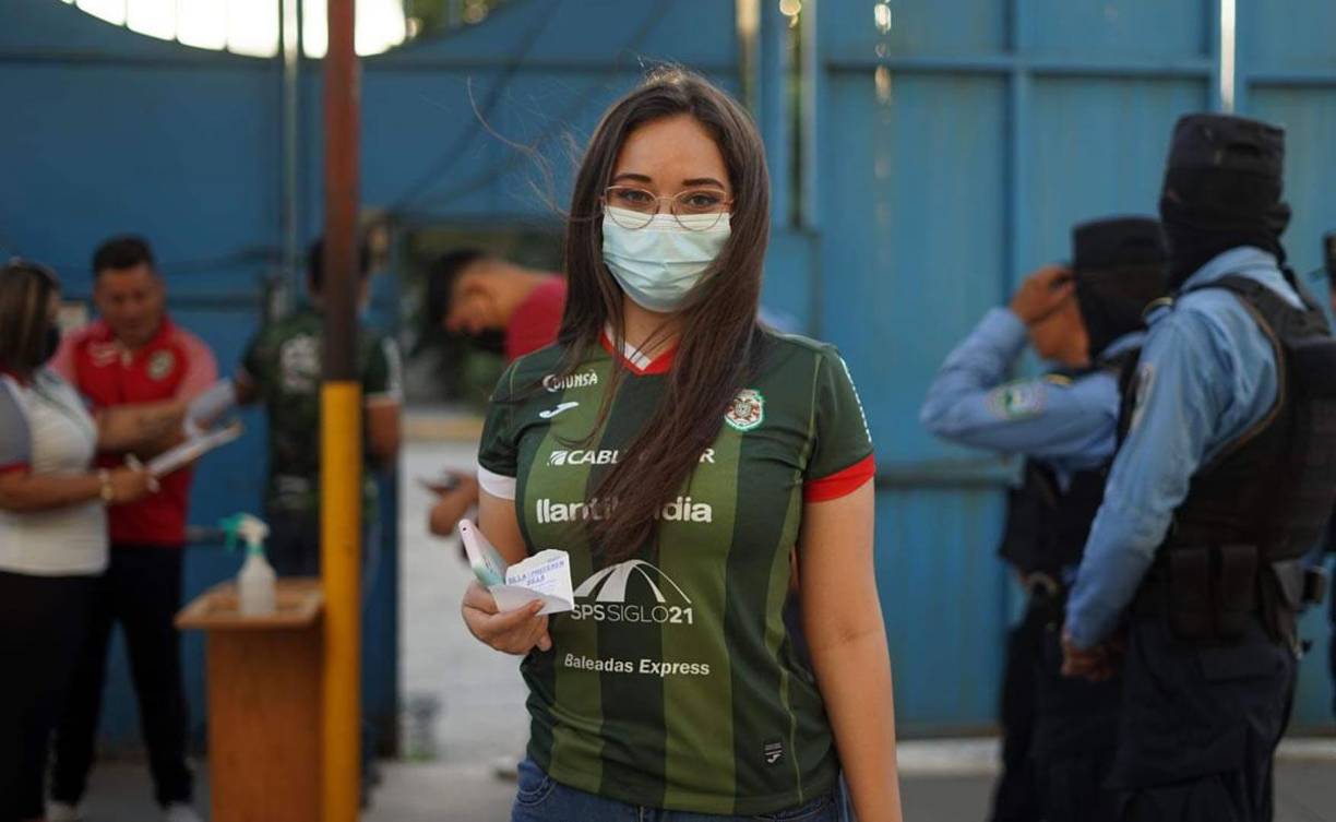 Una guapa aficionada del Marathón con su camiseta verdolaga.