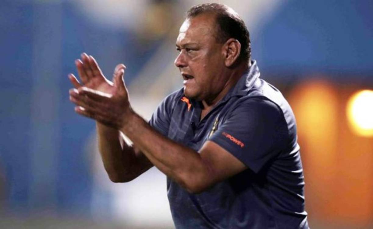 El hondureño Carlos Orlando Caballero, un gran jugador y mundialista con Honduras en España 1982. Hoy como DT del Social Sol no ha podido destacarse, es último e la tabla de posiciones.