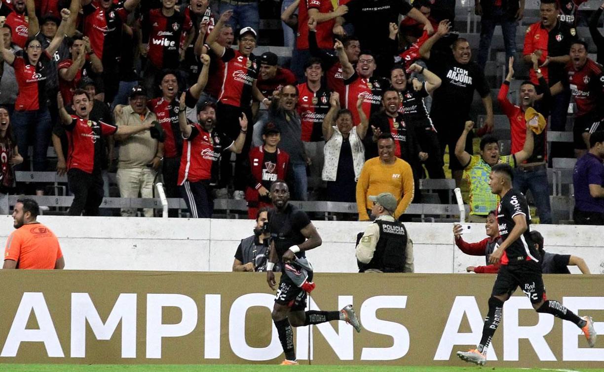 Julián Andrés Quiñones corriendo a celebrar su segundo gol del partido para cerrar la victoria y remontada del Atlas. Al fondo festeja la afición rojinegra.