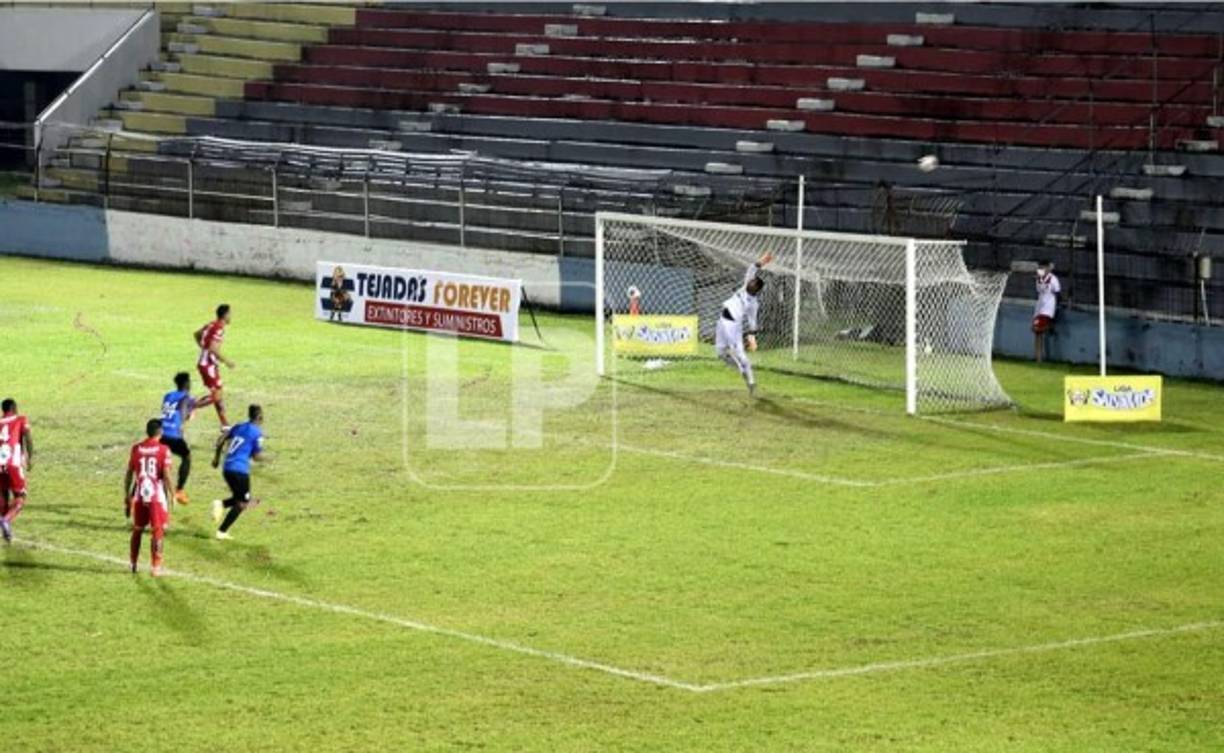 A las nubes. Así lanzó Ángel Tejeda su penal en el partido del Vida contra el Honduras Progreso.